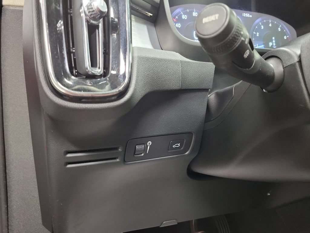 Used 2019 Volvo XC40 T5 Momentum AWD/4WD image 28