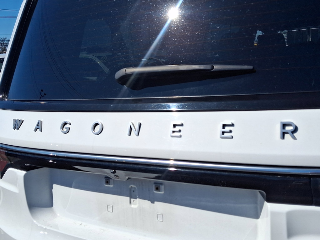 Used 2024 Jeep Wagoneer L Series III w/ Flexible Seating Group image 17