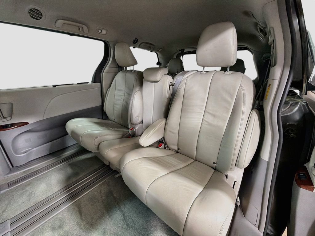 Used 2014 Toyota Sienna XLE FWD image 26