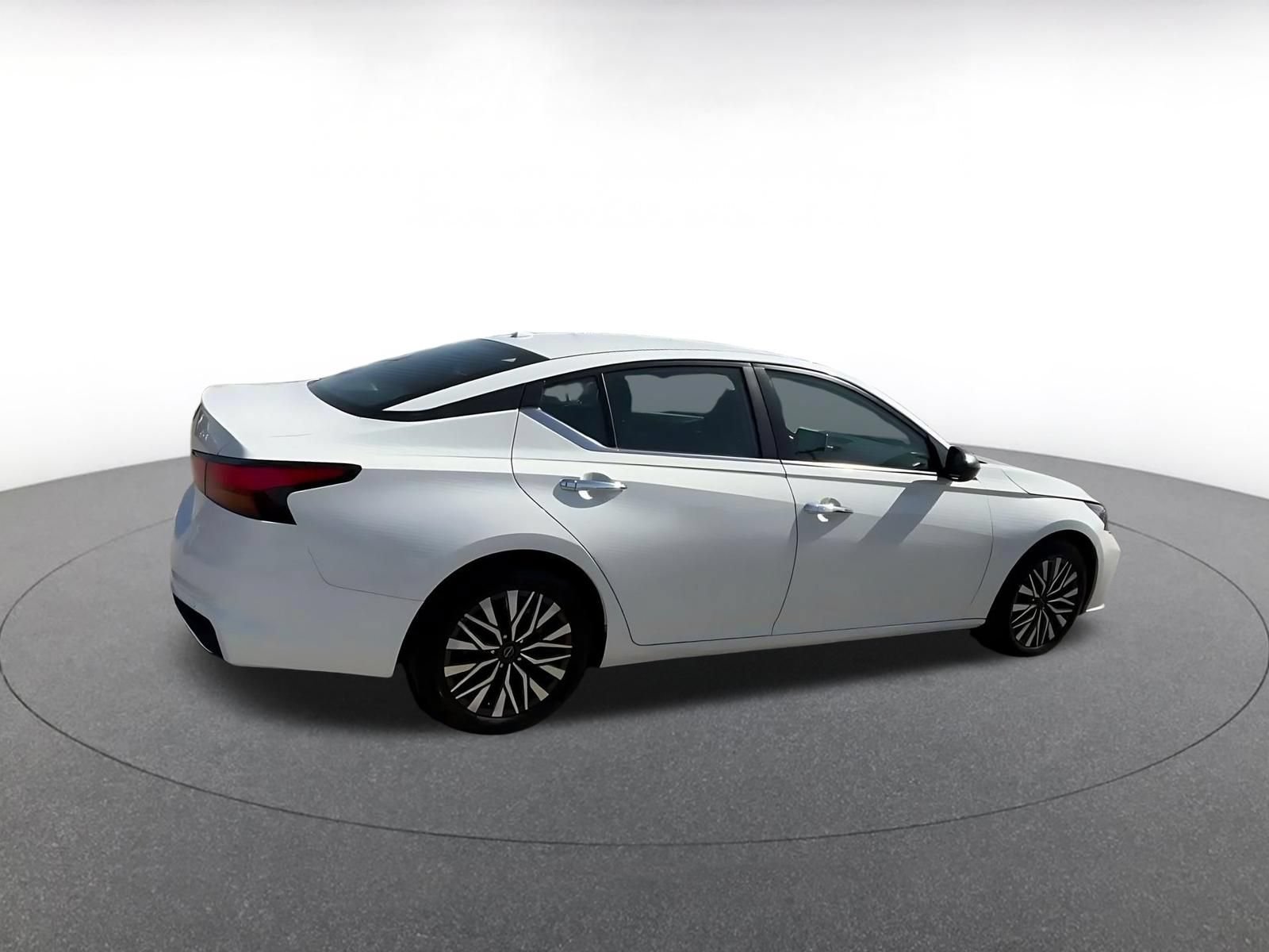 Used 2025 Nissan Altima 2.5 SV FWD image 14