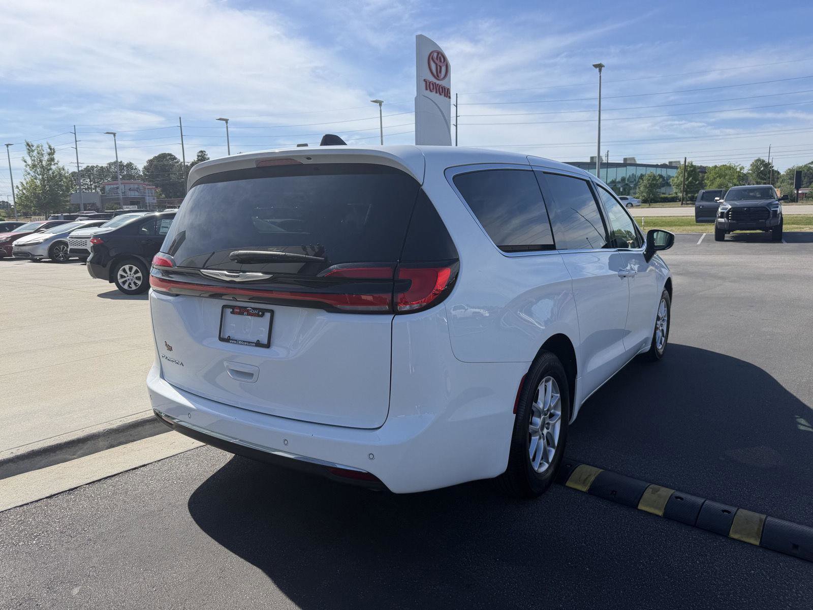 Used 2023 Chrysler Pacifica Touring-L FWD image 7