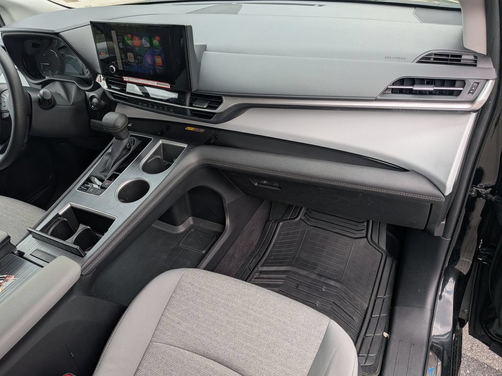 Used 2025 Toyota Sienna LE w/ LE Plus Package FWD image 30