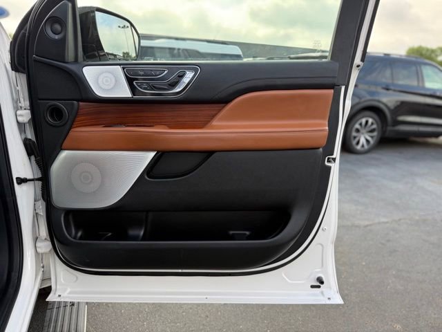 Used 2018 Lincoln Navigator Reserve w/ Technology Package AWD/4WD image 18