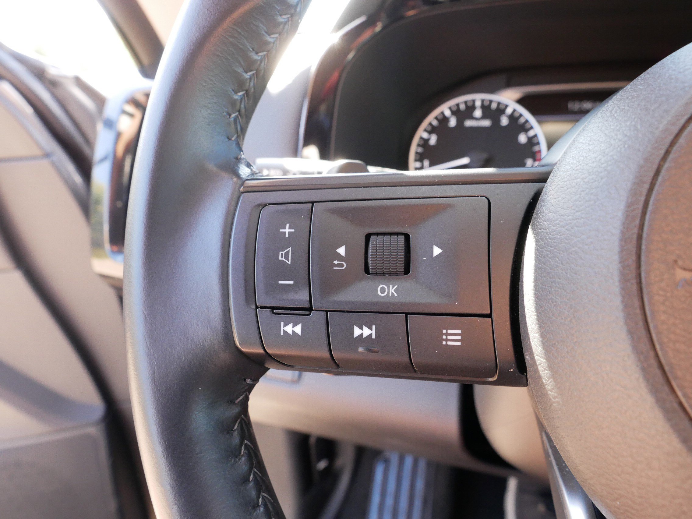 Used 2025 Nissan Pathfinder SV image 28