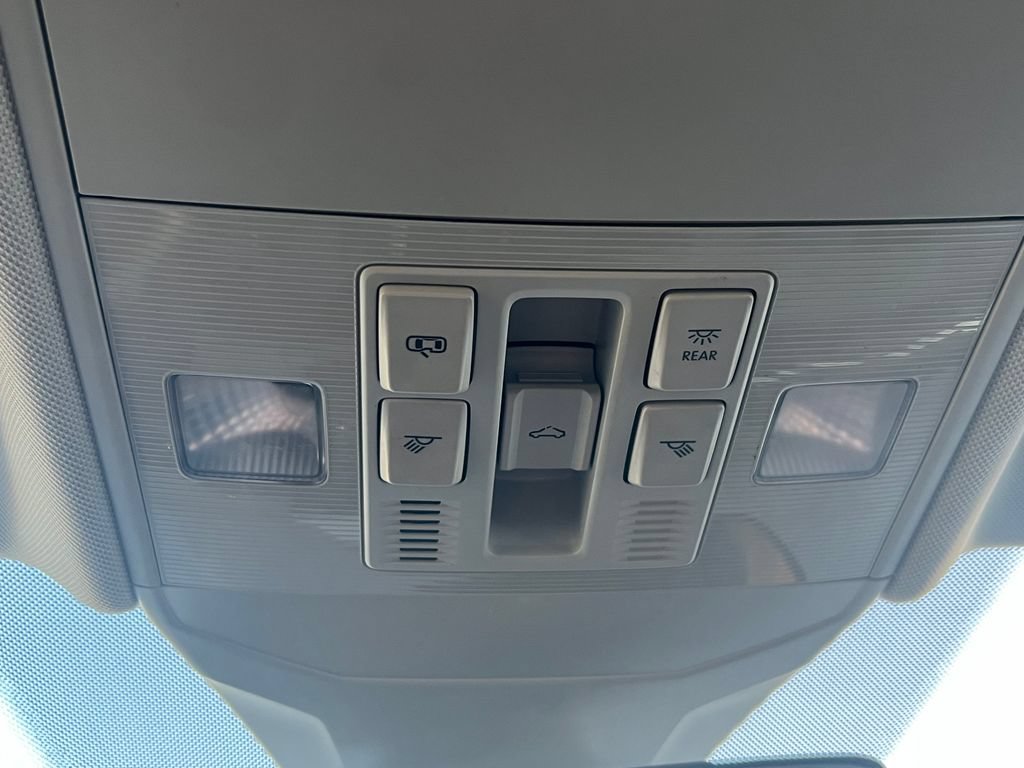 Used 2025 Volkswagen Jetta SE FWD image 29