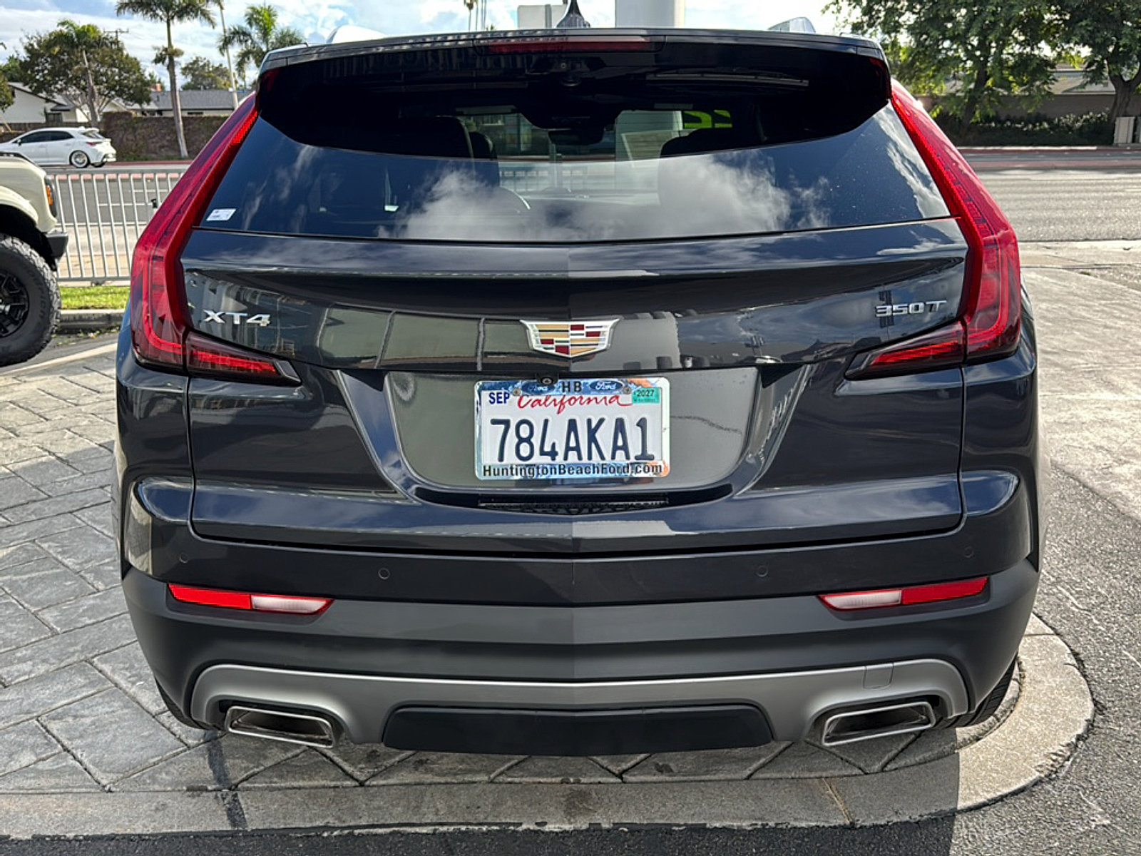 Used 2022 Cadillac XT4 Premium Luxury w/ Enhanced Visibility Package FWD image 9