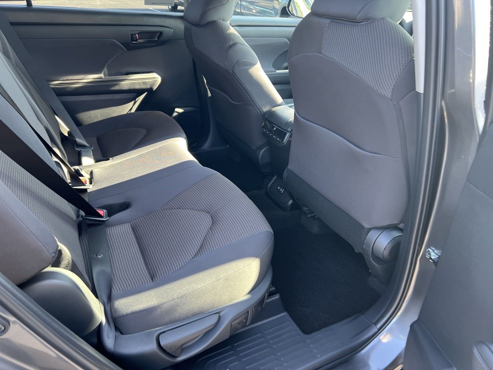 New 2024 Toyota Highlander LE FWD image 28