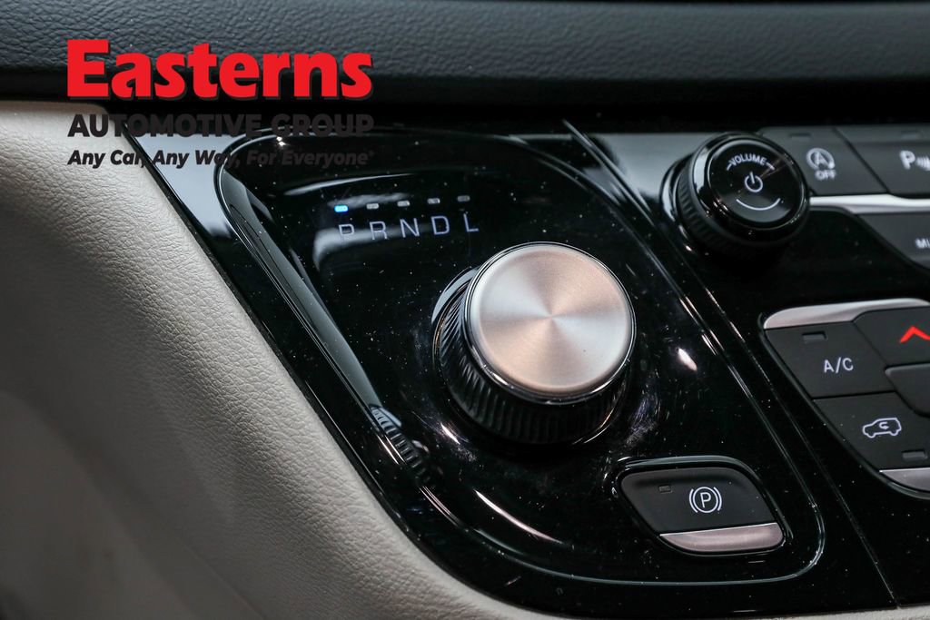 Used 2023 Chrysler Pacifica Touring-L image 13