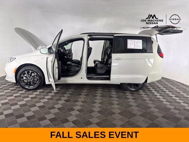 Used 2021 Chrysler Pacifica Limited w/ Uconnect Theater Family Group AWD/4WD image 19