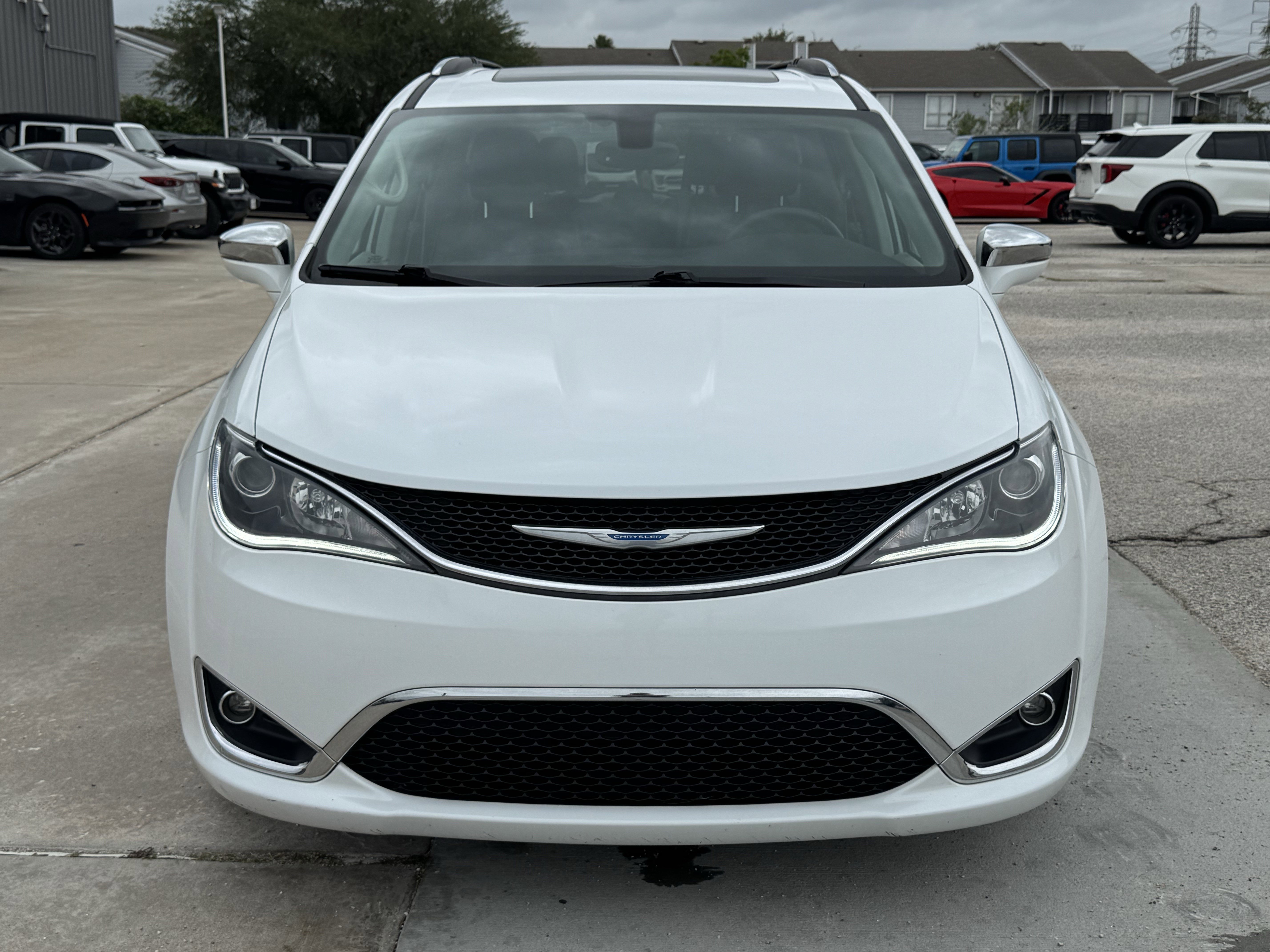 Used 2018 Chrysler Pacifica Limited FWD image 3