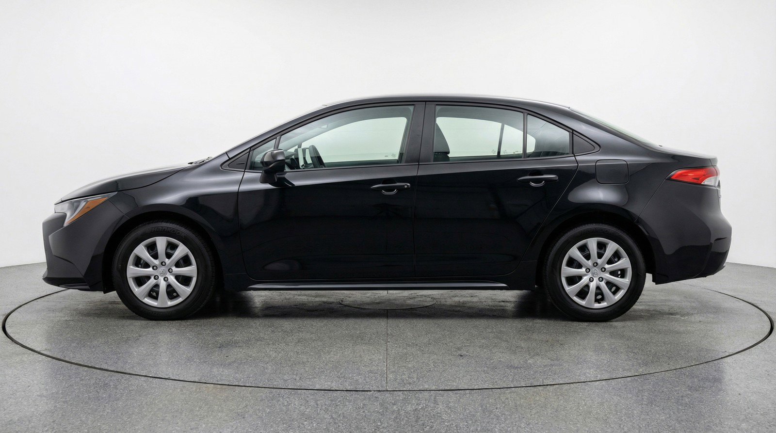 Used 2025 Toyota Corolla LE FWD image 5