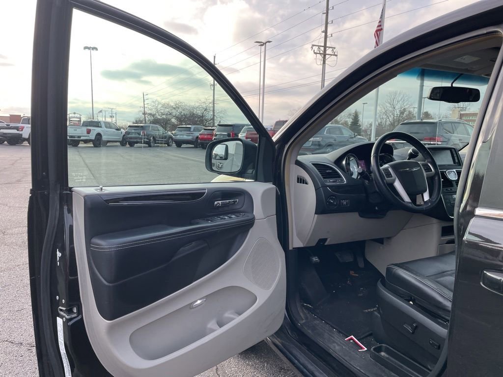 Used 2014 Chrysler Town & Country Touring image 14