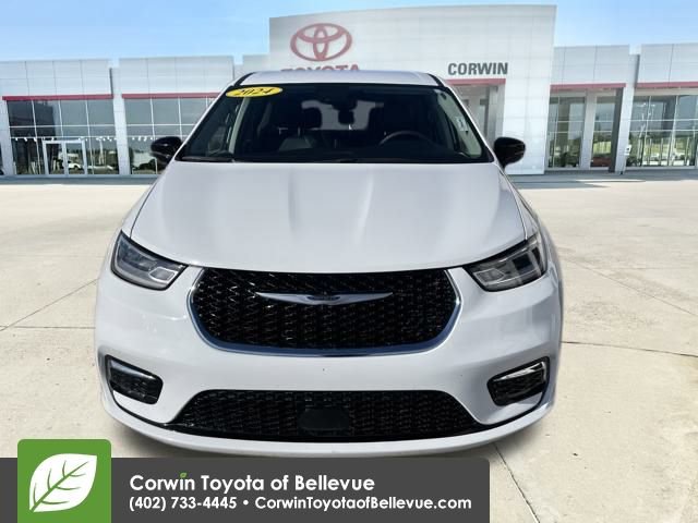 Used 2024 Chrysler Pacifica Touring-L image 14