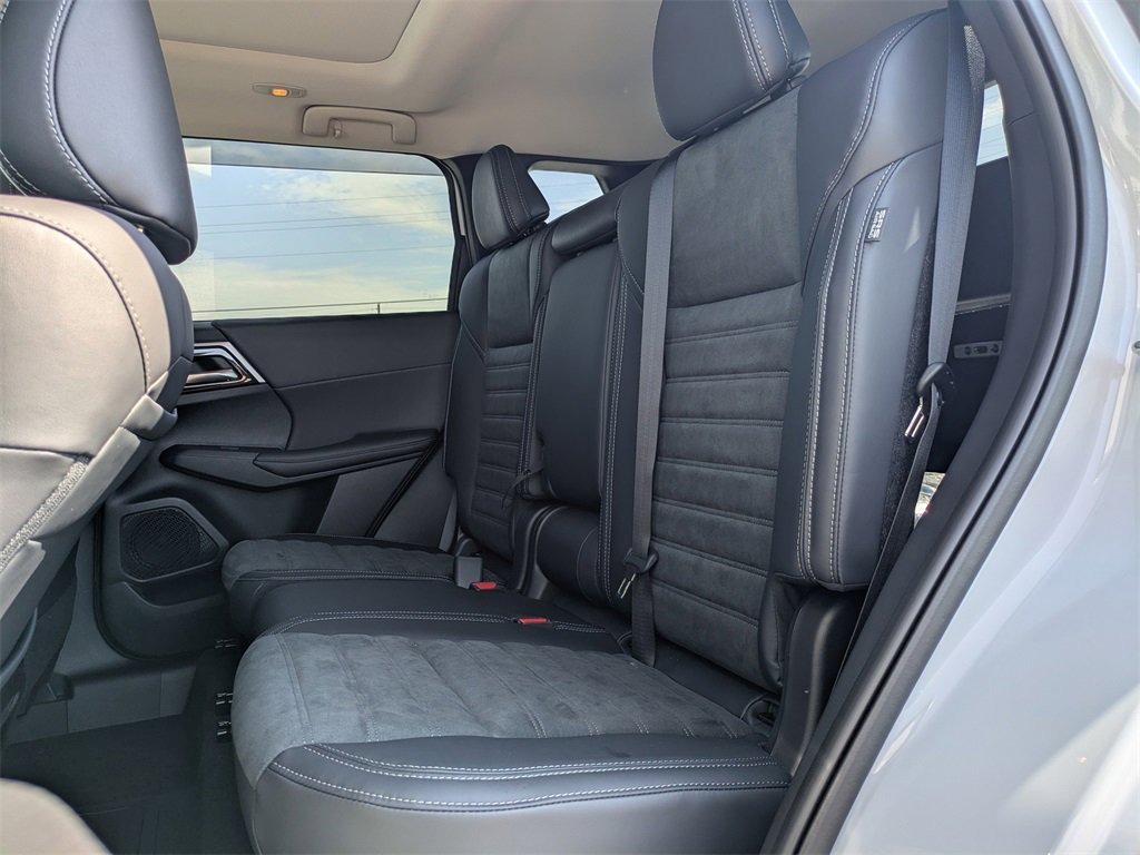 New 2025 Mitsubishi Outlander SE image 14
