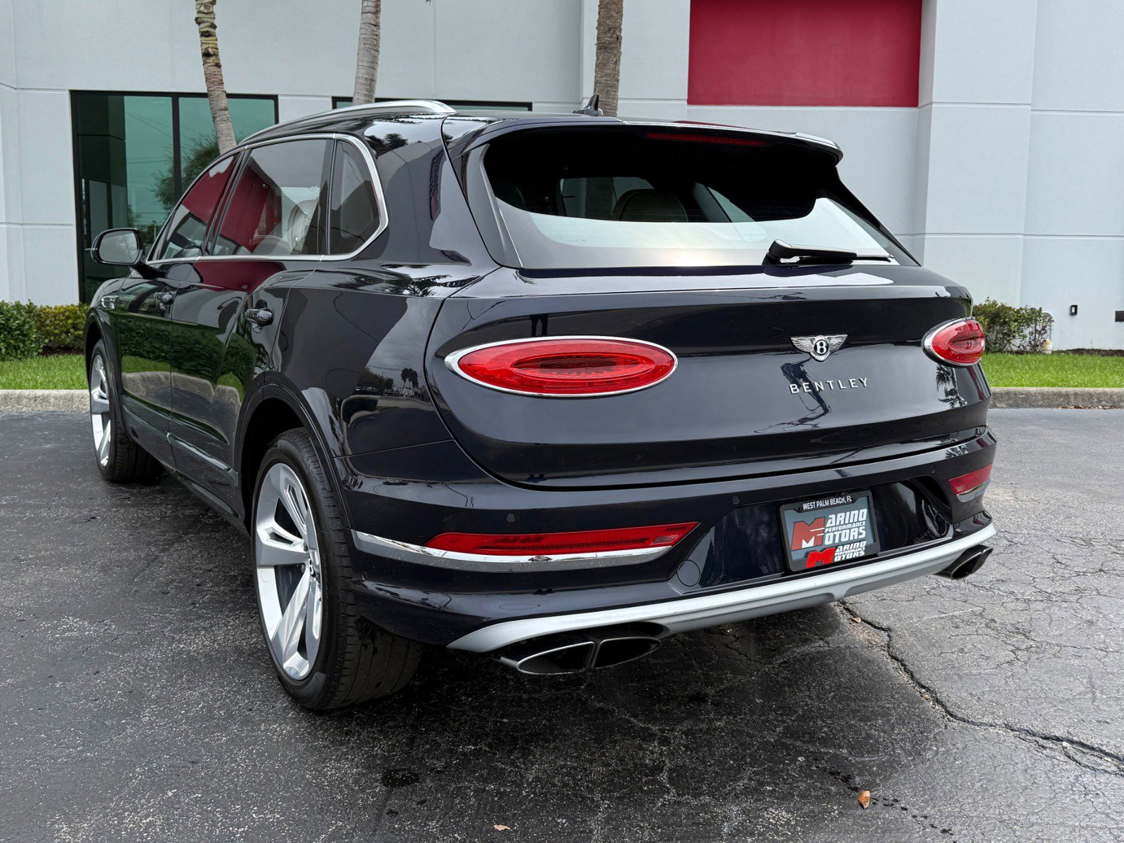 Used 2023 Bentley Bentayga Extended Wheelbase image 14