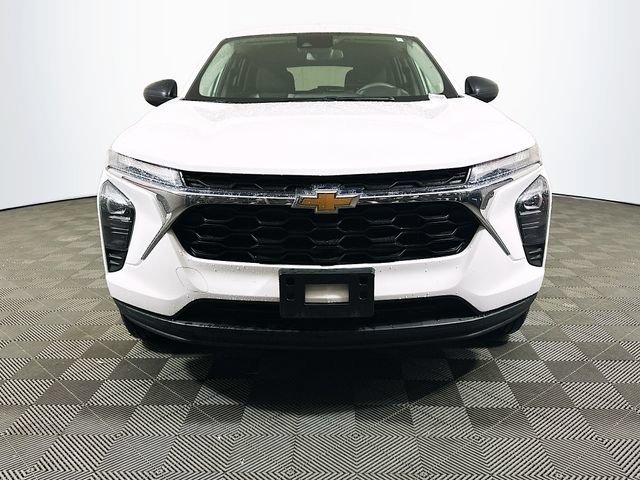Used 2025 Chevrolet Trax LS FWD image 3