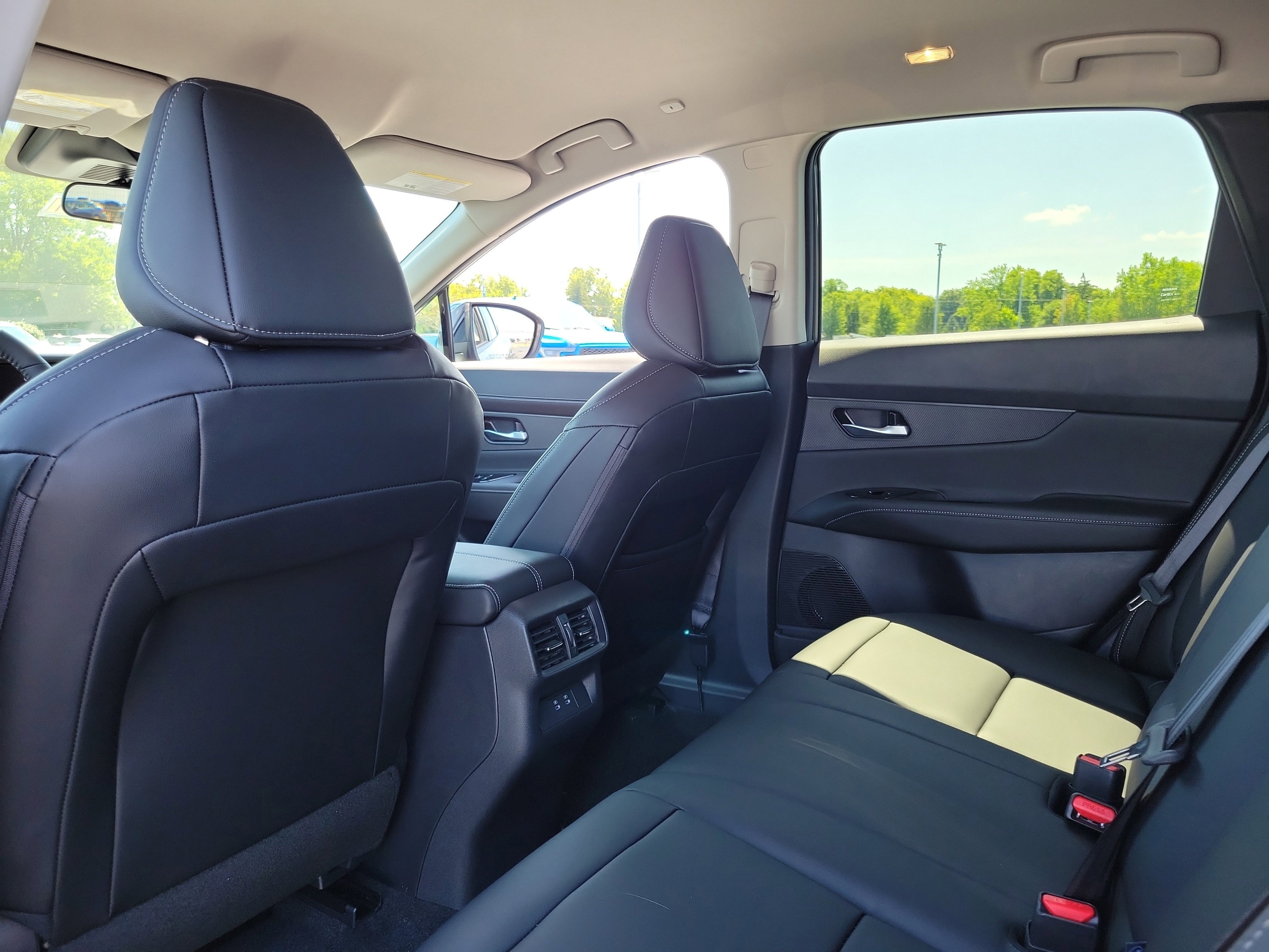 Used 2025 Nissan Murano SV w/ Cargo Package image 14