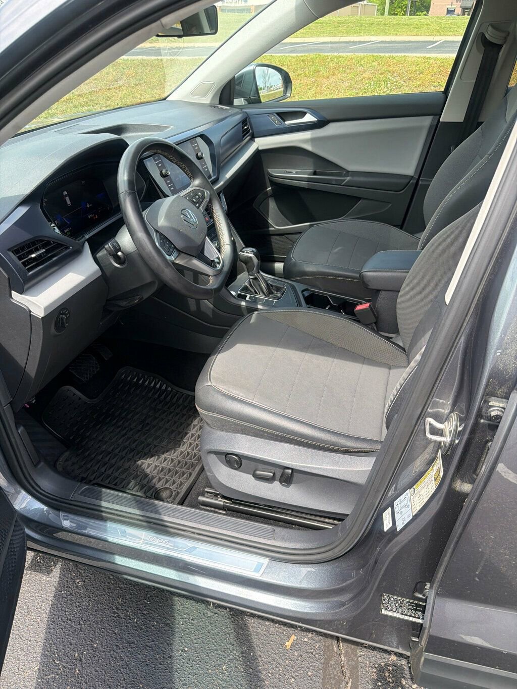 Used 2022 Volkswagen Taos SE w/ Panoramic Sunroof Package image 9