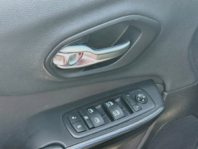 Used 2015 Jeep Cherokee Latitude w/ Cold Weather Group AWD/4WD image 17