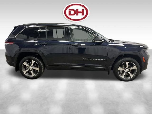Used 2023 Jeep Grand Cherokee Limited w/ Luxury Tech Group II image 2