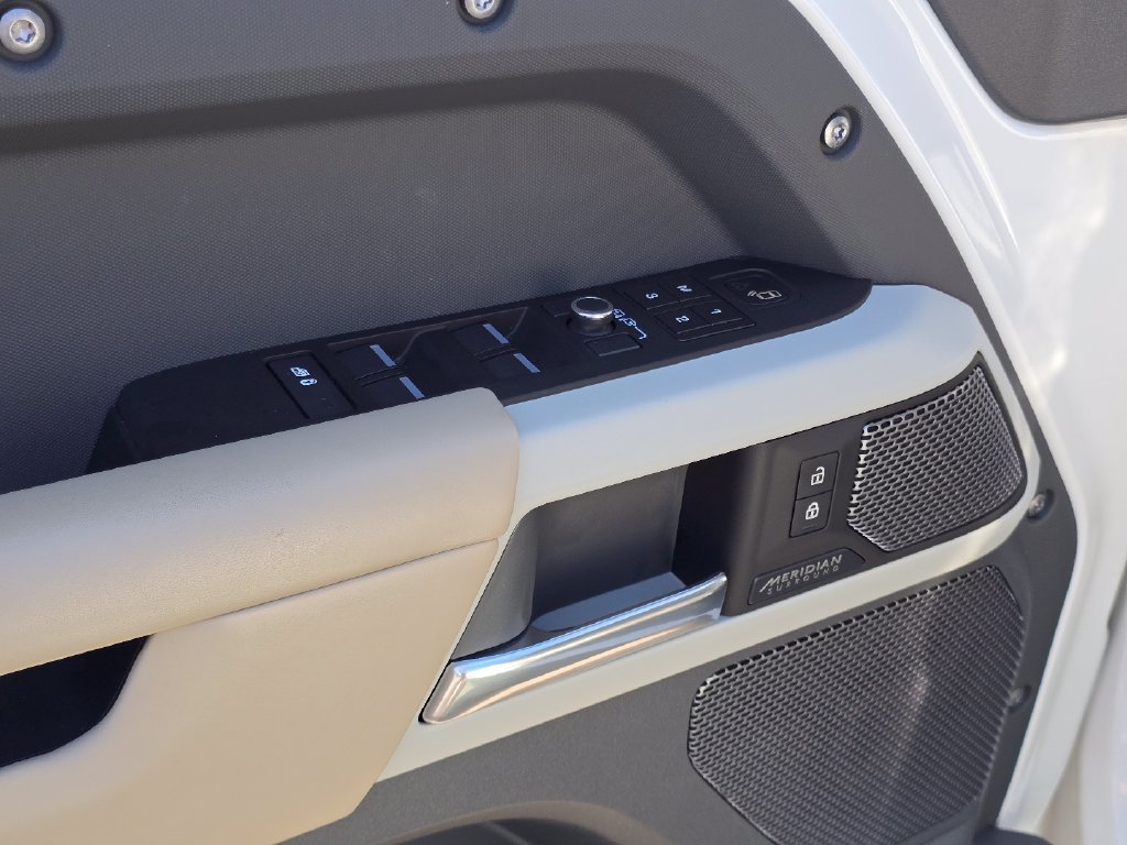 Used 2022 Land Rover Defender 110 X-Dynamic HSE AWD/4WD image 19