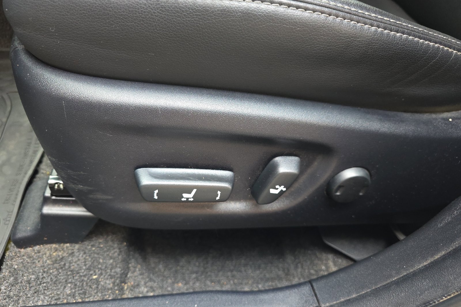 Used 2017 Toyota Prius V Four image 15