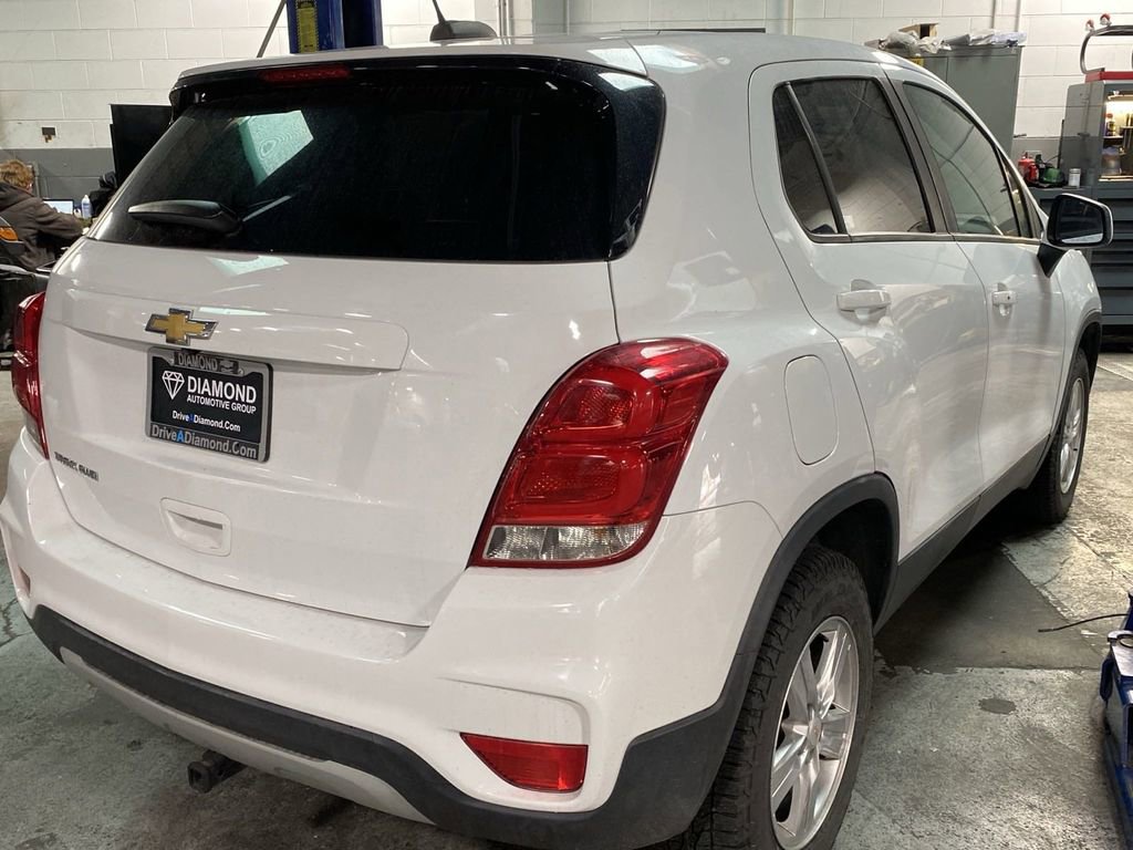 Used 2021 Chevrolet Trax LT w/ Premium Seat Package AWD/4WD image 3