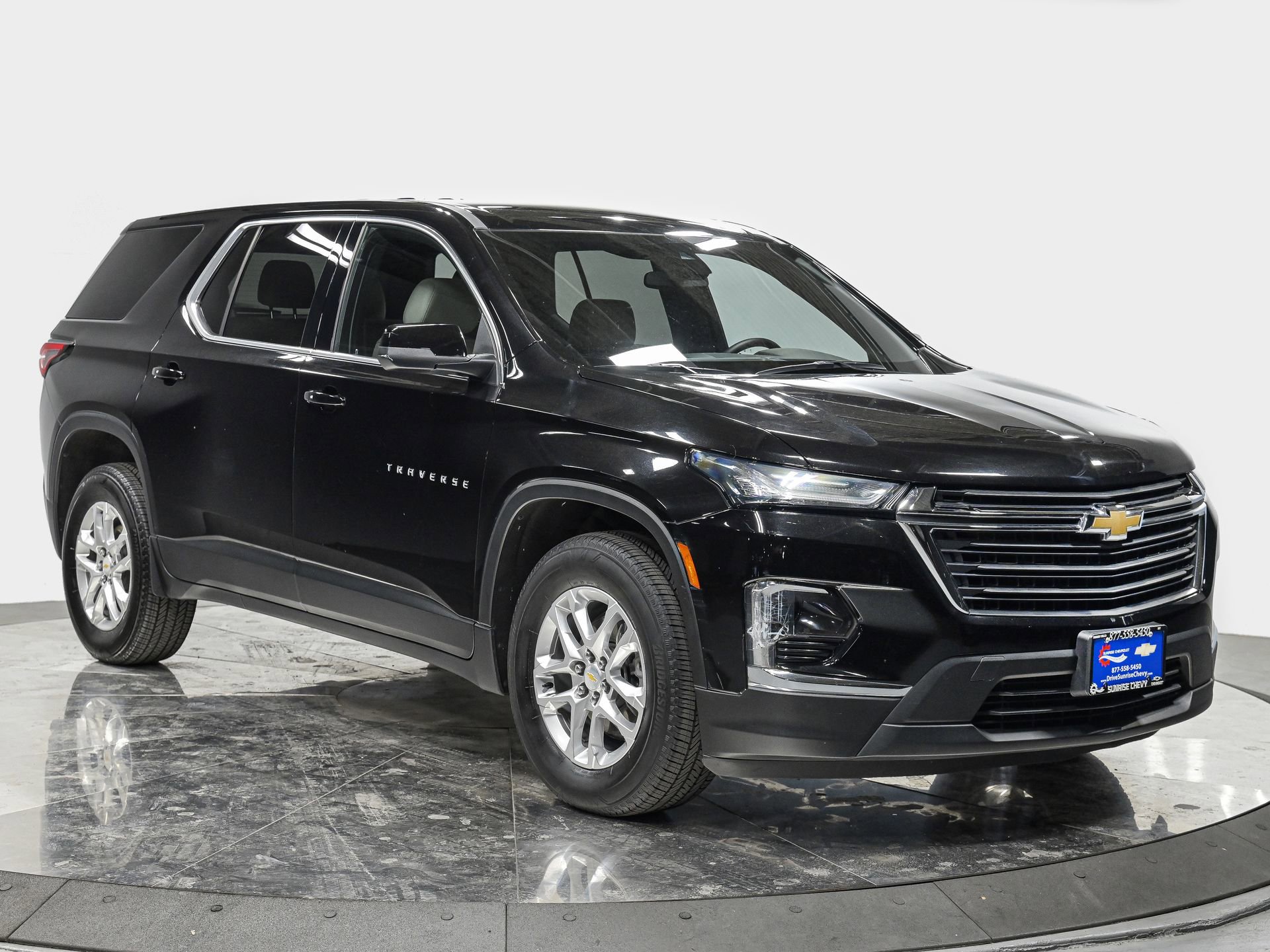 Used 2023 Chevrolet Traverse LS image 9