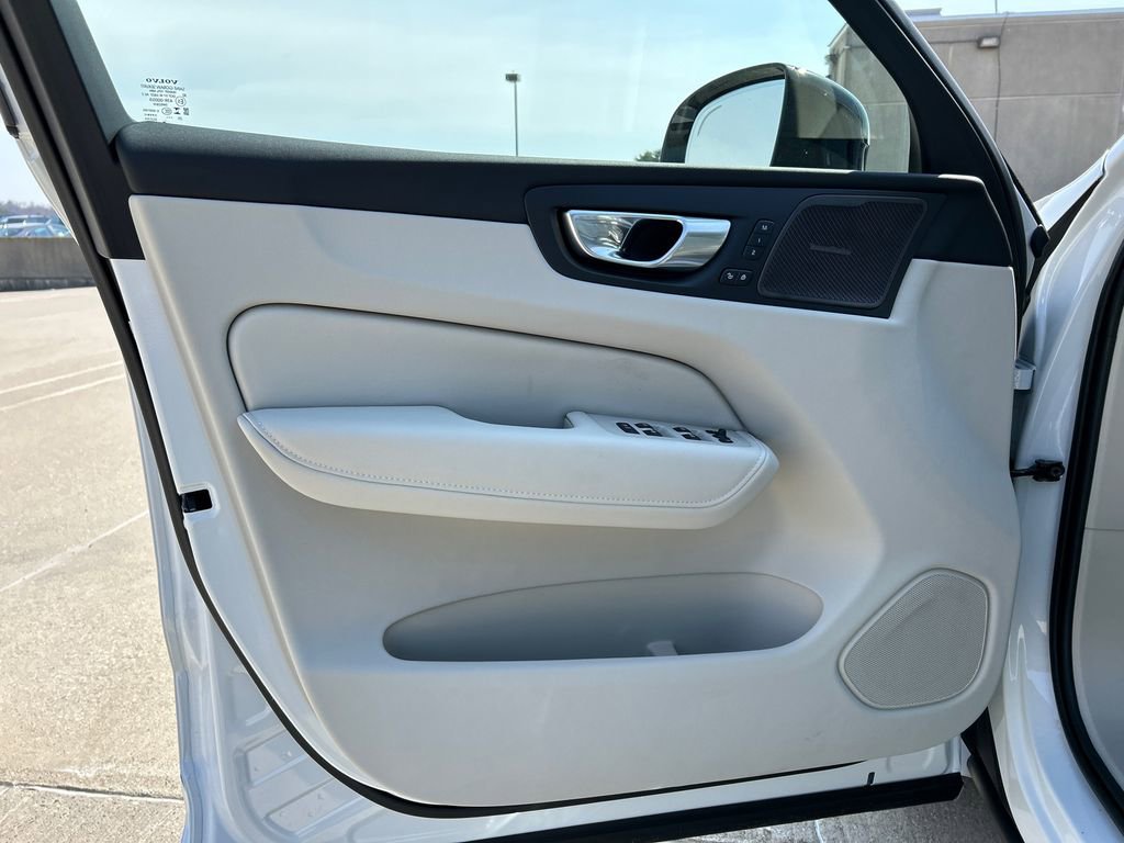New 2026 Volvo XC60 T8 Ultra w/ Protection Package Premier image 9