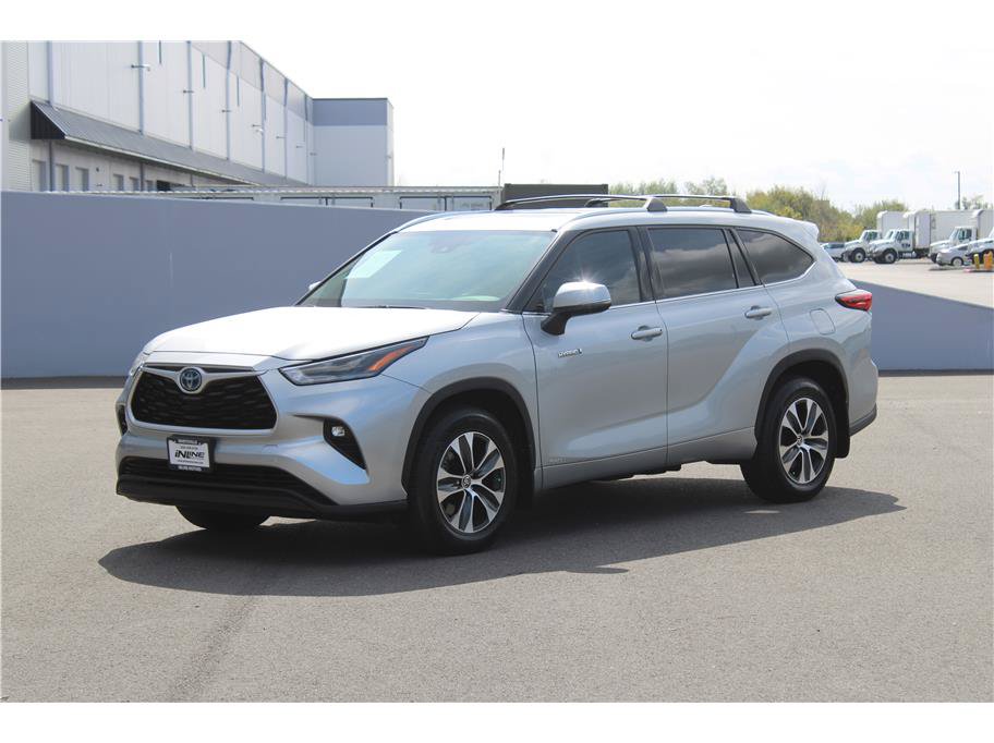 Used 2021 Toyota Highlander XLE AWD/4WD image 1