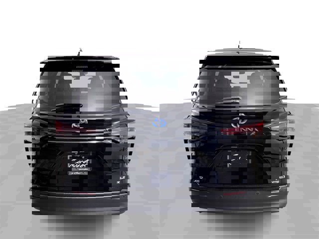 Used 2024 Toyota Sienna XLE image 7