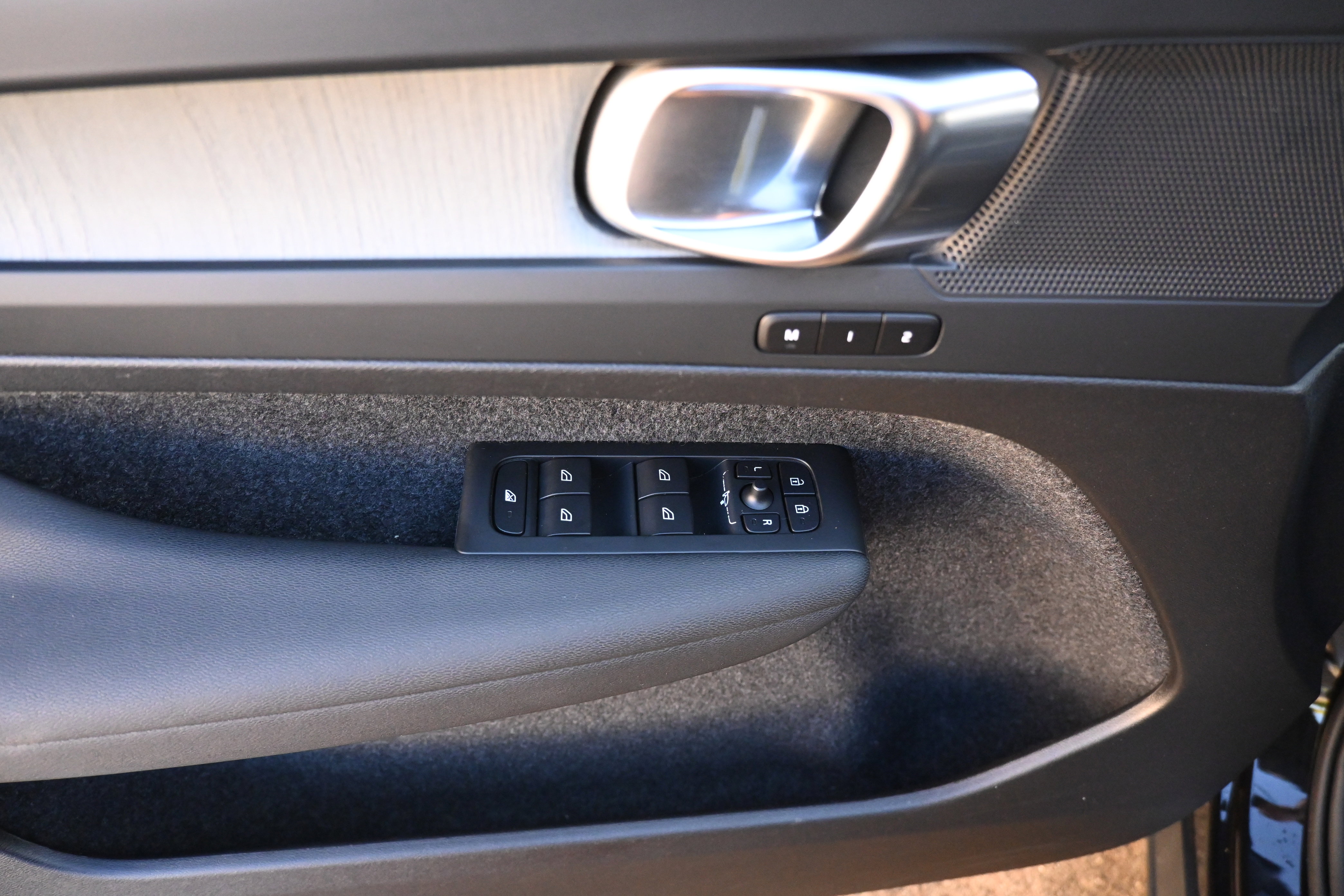Used 2025 Volvo XC40 B5 Plus image 16