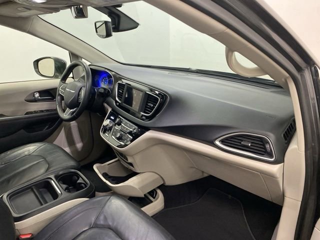 Used 2020 Chrysler Pacifica Touring-L FWD image 23