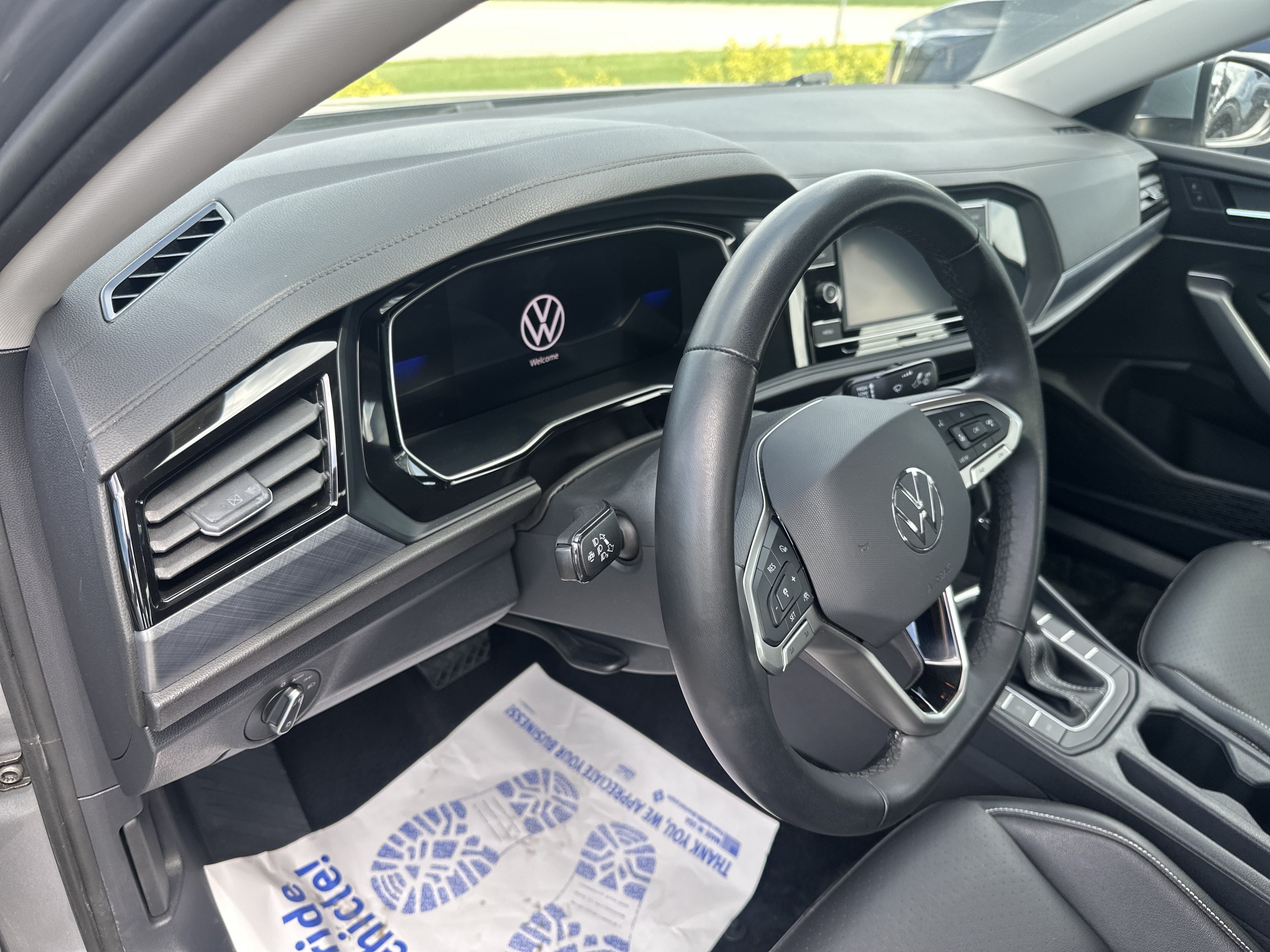 Used 2024 Volkswagen Jetta SE FWD image 9