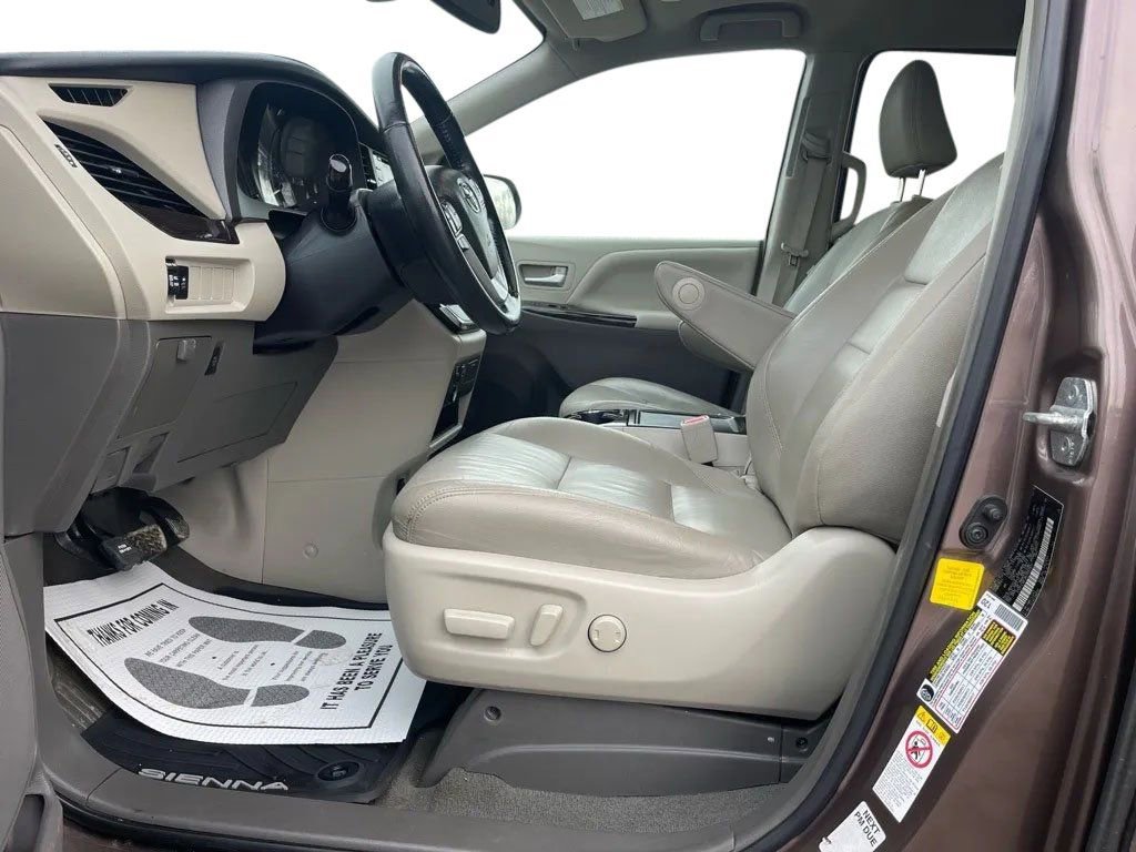 Used 2019 Toyota Sienna XLE image 14