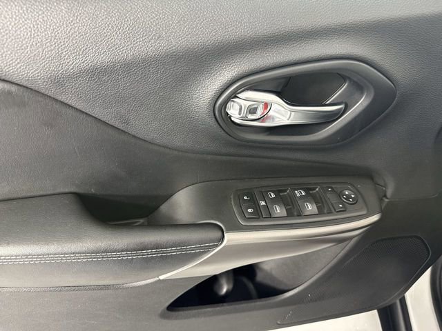 Used 2019 Jeep Cherokee Latitude w/ Cold Weather Group image 19