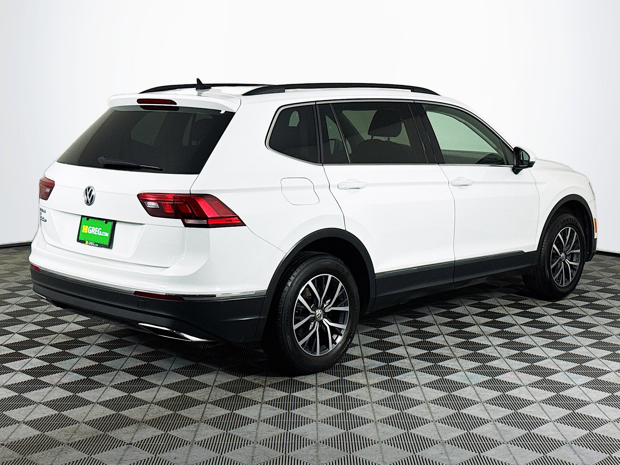 Used 2020 Volkswagen Tiguan SE w/ Panoramic Sunroof Package FWD image 10