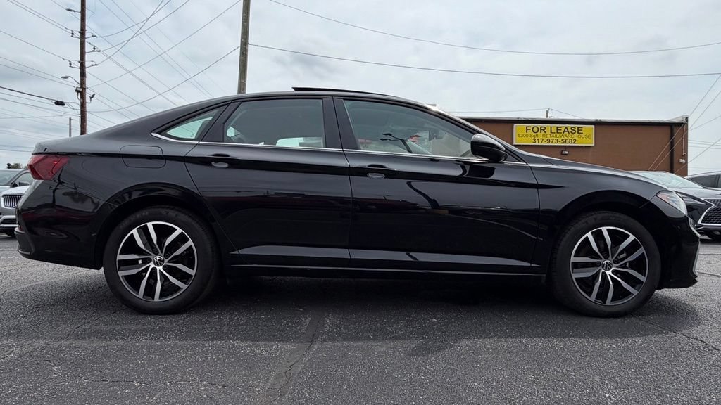 Used 2025 Volkswagen Jetta SE FWD image 9