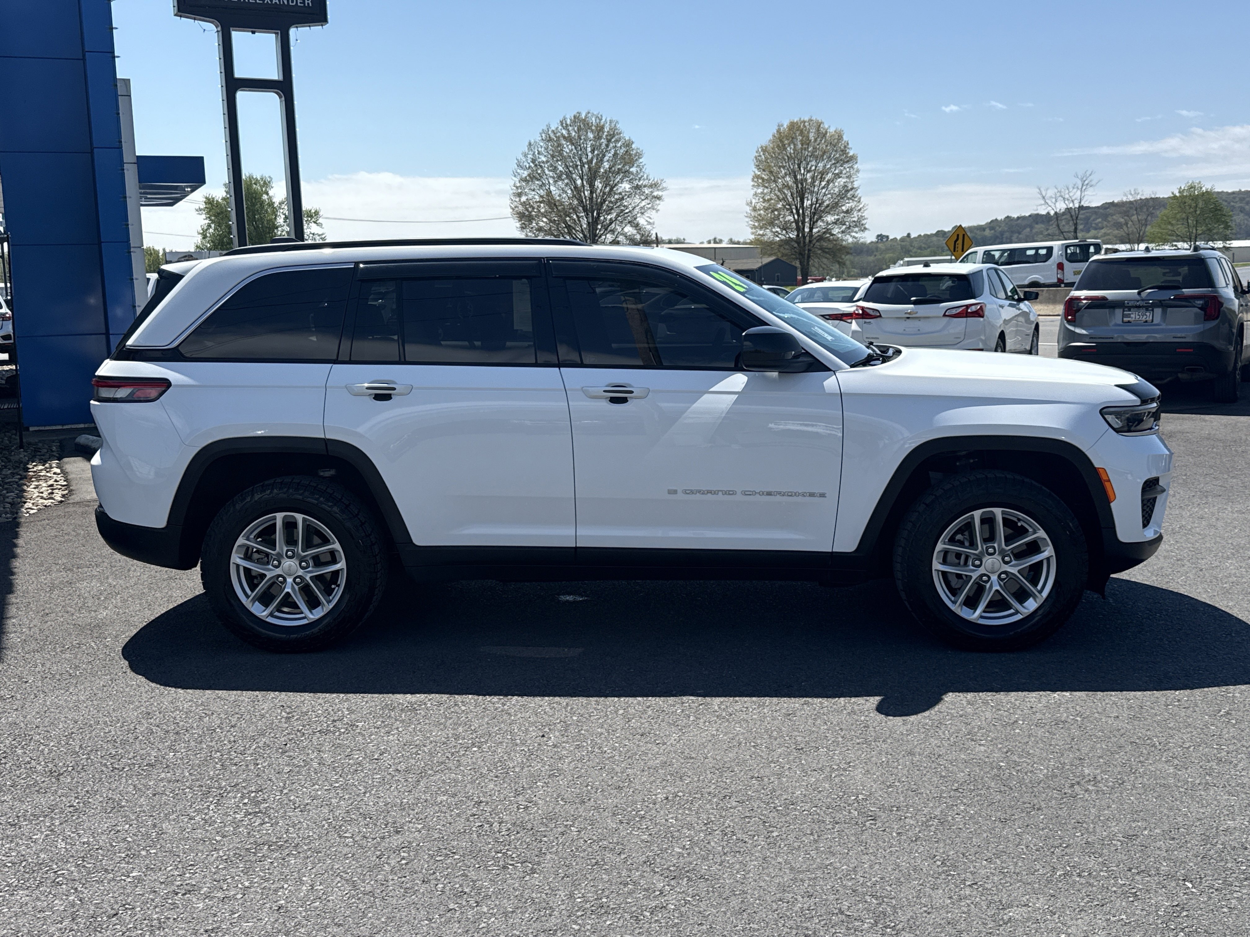 Used 2024 Jeep Grand Cherokee Laredo X w/ Trailer Tow Package AWD/4WD video 2