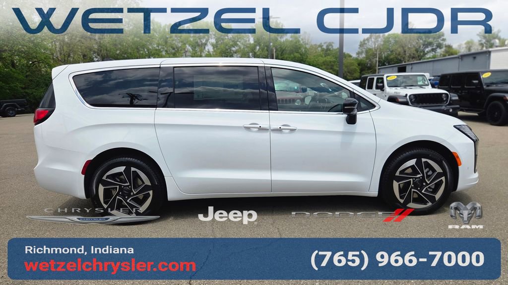 New 2027 Chrysler Pacifica Limited AWD/4WD image 8