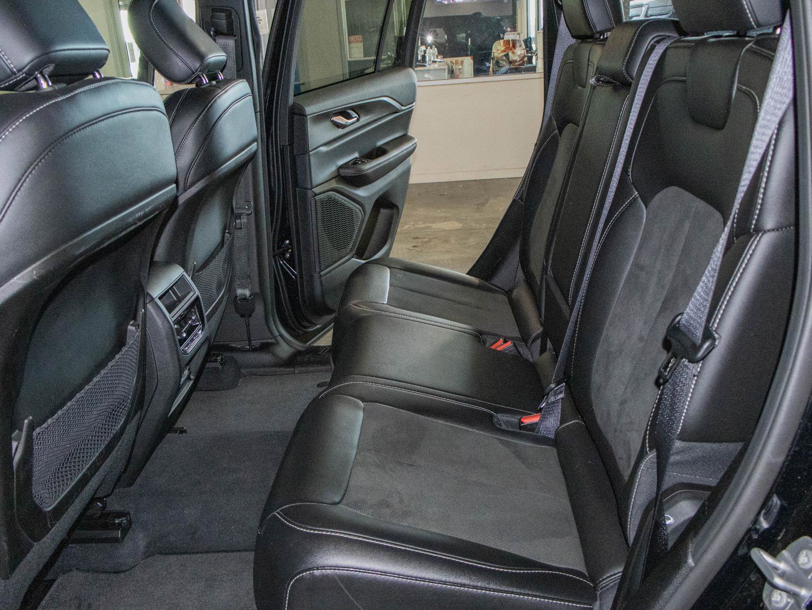 Used 2025 Jeep Grand Cherokee Altitude AWD/4WD image 13