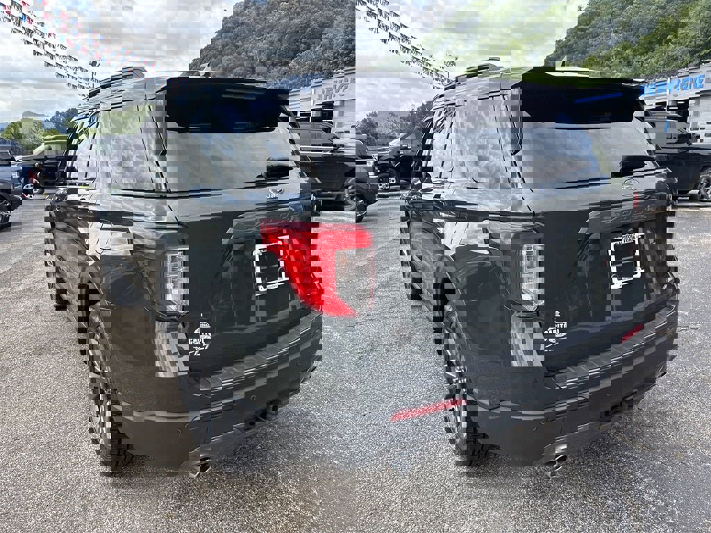 Used 2022 Ford Explorer XLT w/ Equipment Group 202A image 7