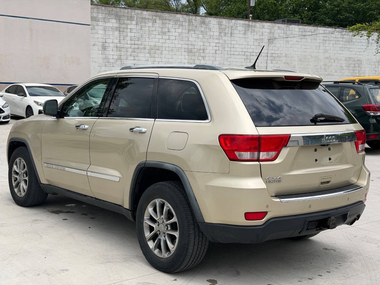 Used 2012 Jeep Grand Cherokee Limited w/ Trailer Tow Group AWD/4WD image 7