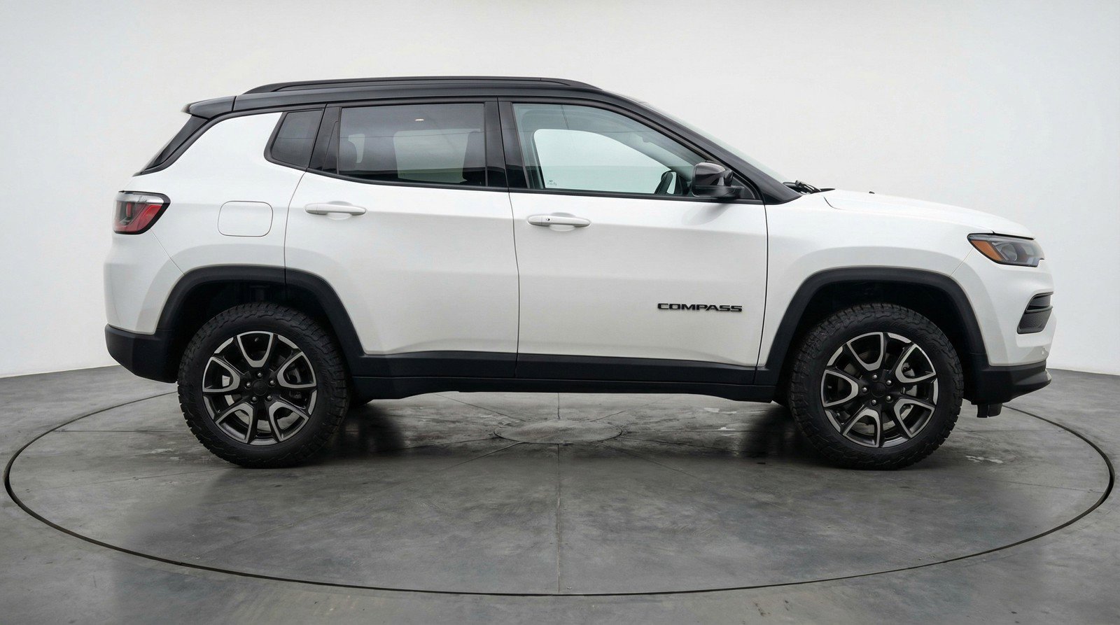 Used 2025 Jeep Compass Trailhawk AWD/4WD image 11