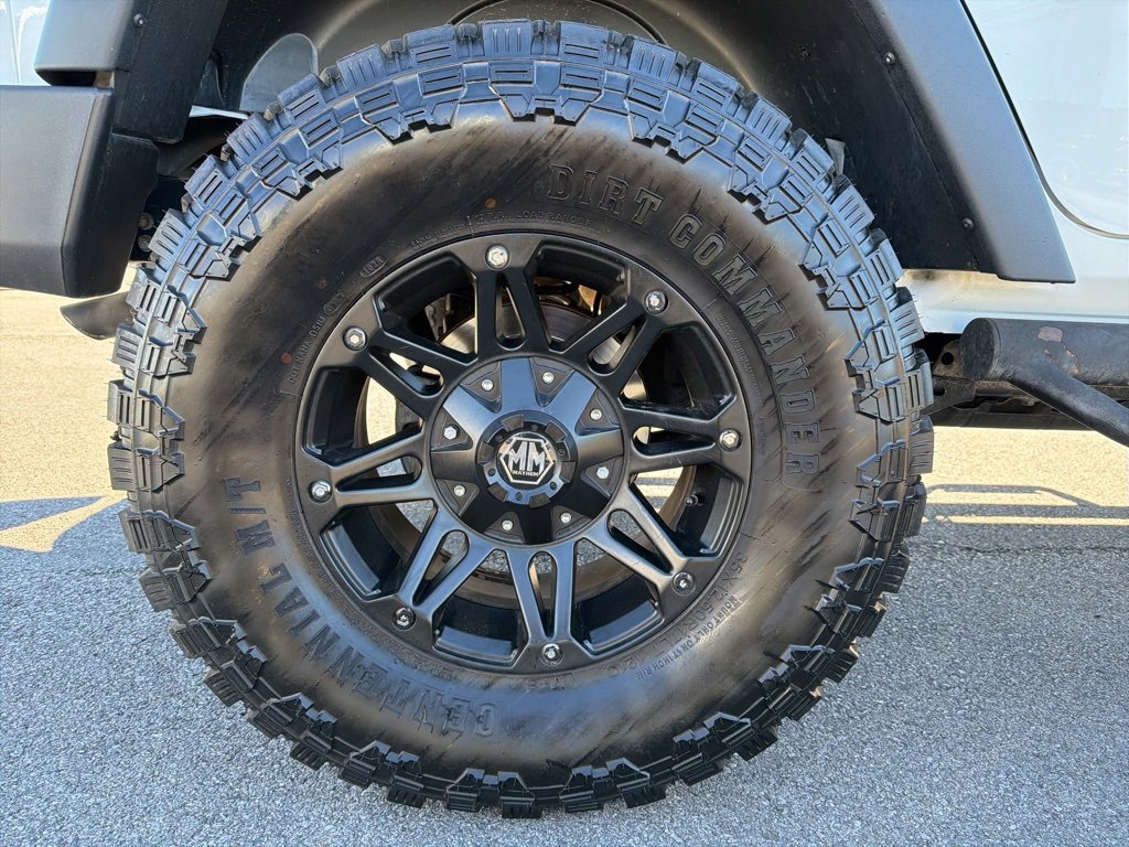 Used 2015 Jeep Wrangler Unlimited Rubicon w/ Connectivity Group image 12