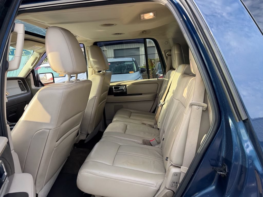Used 2017 Lincoln Navigator Select RWD image 12