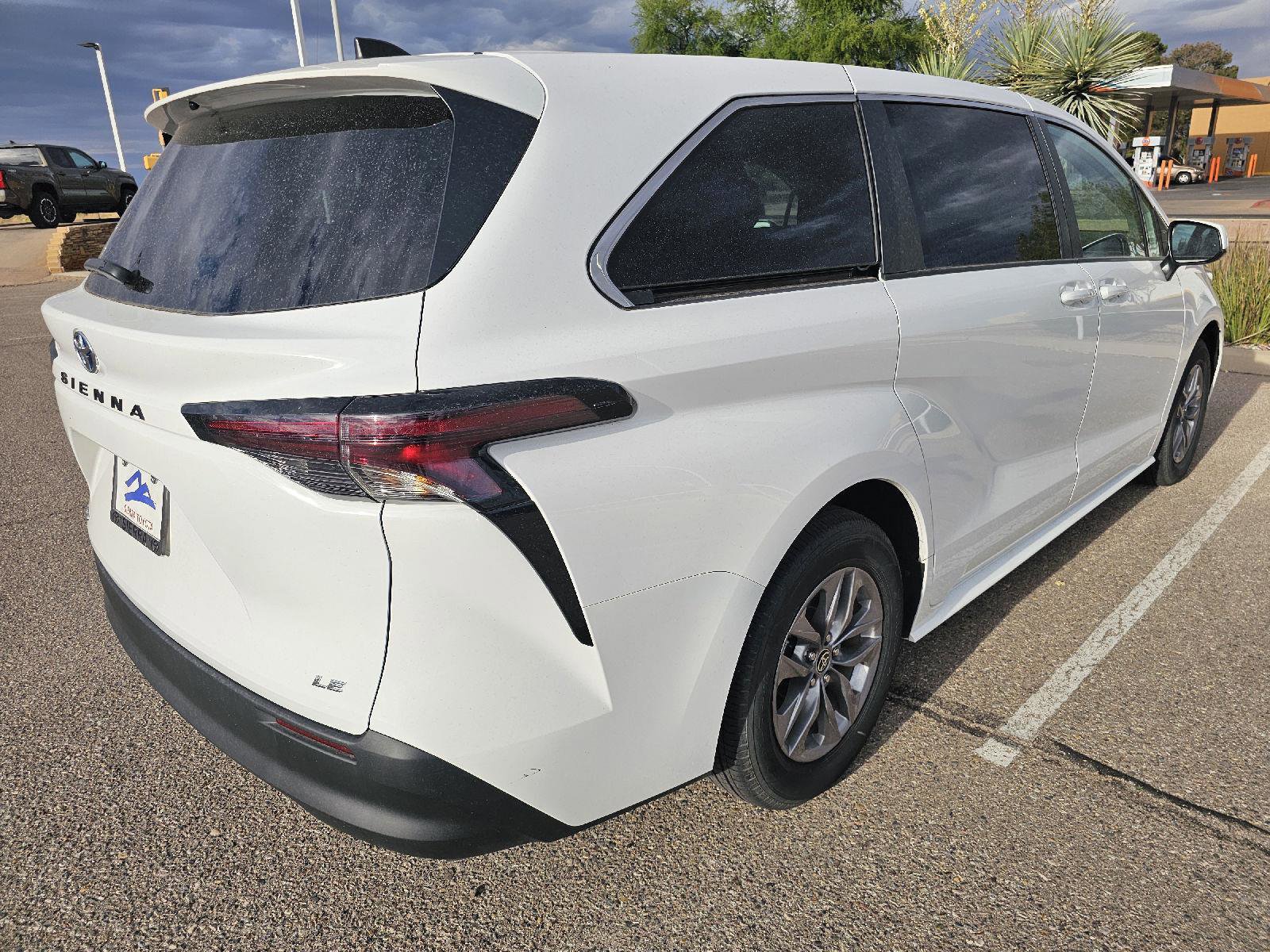 Used 2025 Toyota Sienna LE image 6