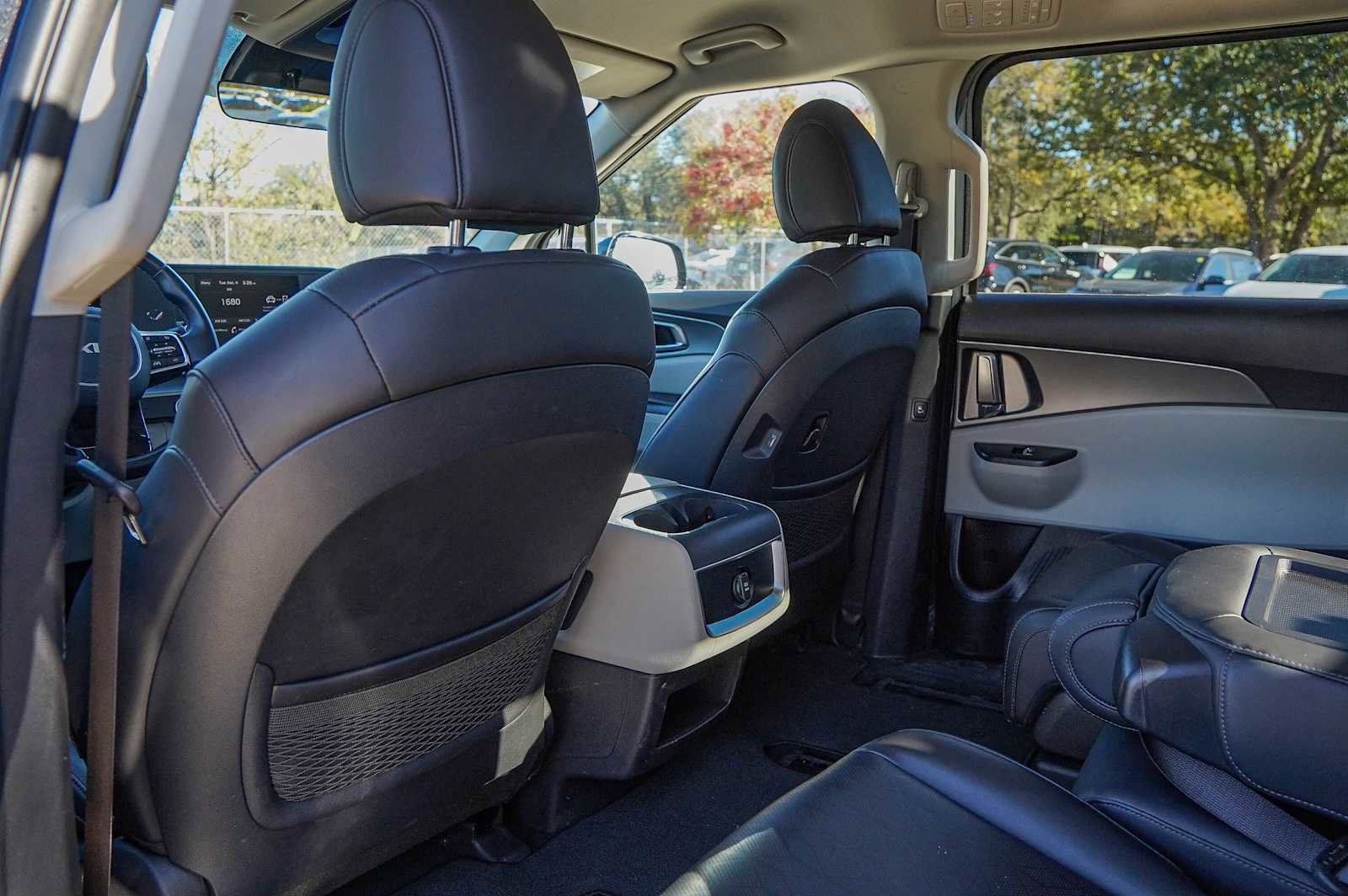 Certified 2024 Kia Carnival LX image 29