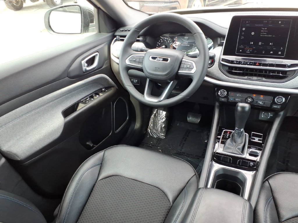 Used 2025 Jeep Compass Latitude AWD/4WD image 13