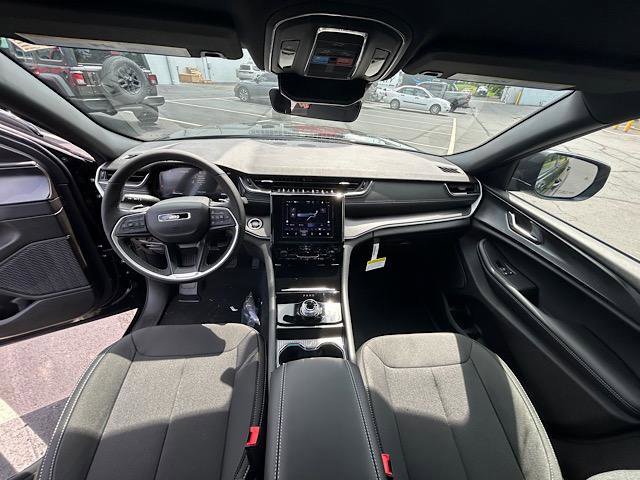 New 2025 Jeep Grand Cherokee Laredo w/ Luxury Tech Group I image 11